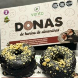 Donas rellenas con frutos rojos y baño de chocolate semiamargo keto - vento