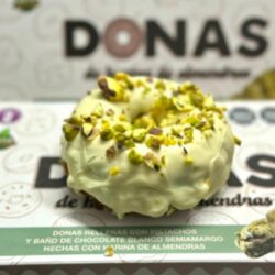 Donas rellenas con pistacho y baño de chocolate blanco semiamargo keto - vento